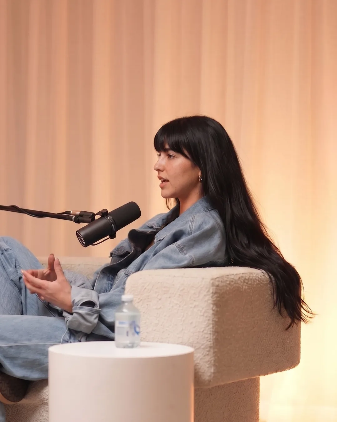 Linda Kimberly durante gravação de podcast