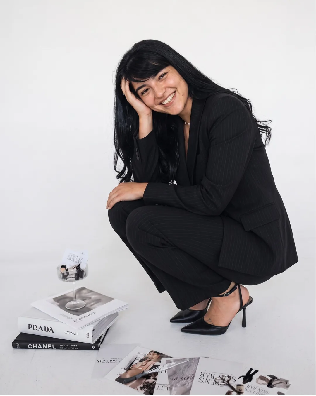 Linda Kimberly em ensaio editorial com referências de moda e branding